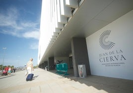 Puerta de acceso al Aeropuerto Internacional de la Región de Murcia