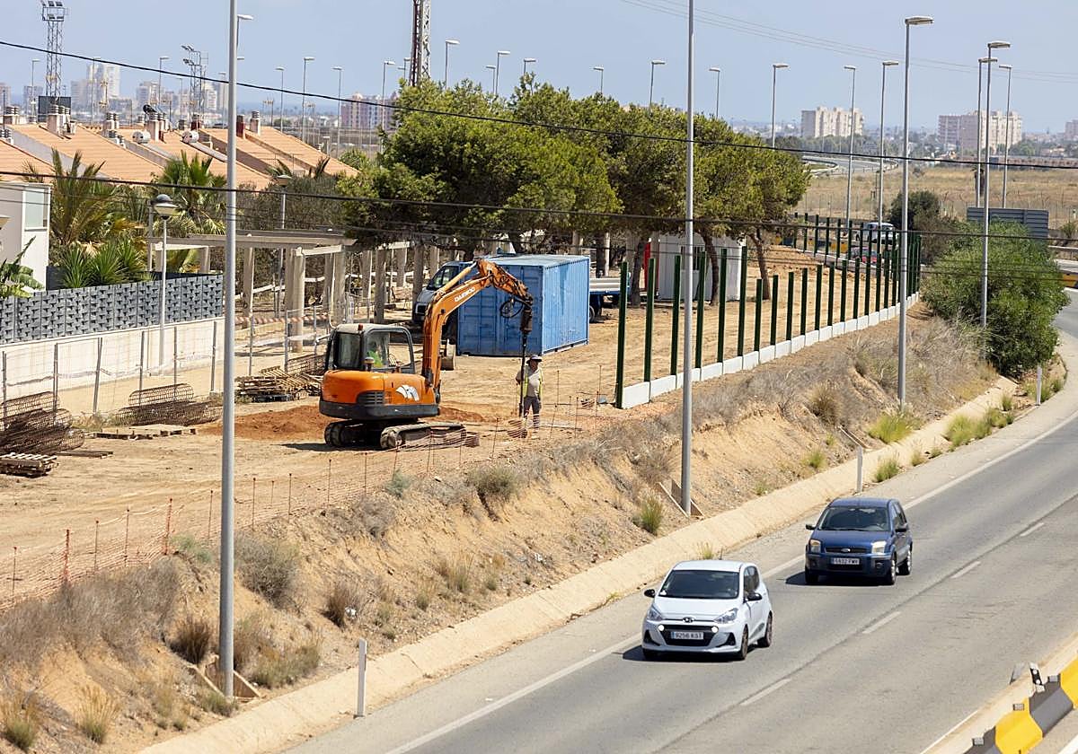 Construcción de pantallas acústicas en la autovía de La Manga en una imagen de archivo.