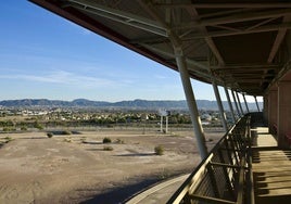 Vista general de uno de los solares privados cercanos al Enrique Roca donde suele aparcar la afición del Real Murcia antes de cada partido.