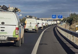 Vehículos de Iberdrola accediendo a las zonas afectadas en el sur de Valencia.