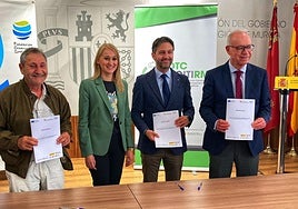 Los representantes de las OTC de la Región de Murcia en la firma junto a la delegada del Gobierno, Mariola Guevara.