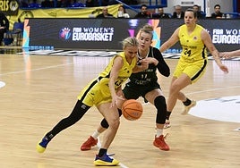 Holesinsksa trata de librarse de Kulinska, del Lublin, en el último partido de EuroCup Women.