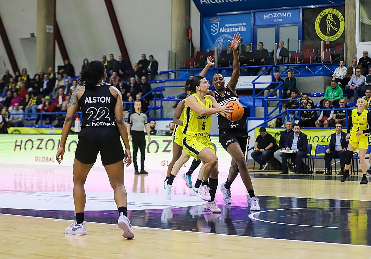 Carmen Grande busca progresar en su penetración, anoche en el Fausto Vicent.