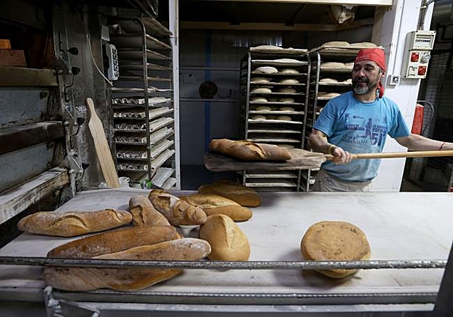 Uno de los trabajadores de Pan Moreno, en el obrador.