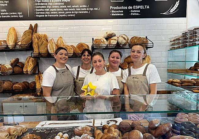 Trabajadoras de una de las panaderías, con la Estrella ganada.