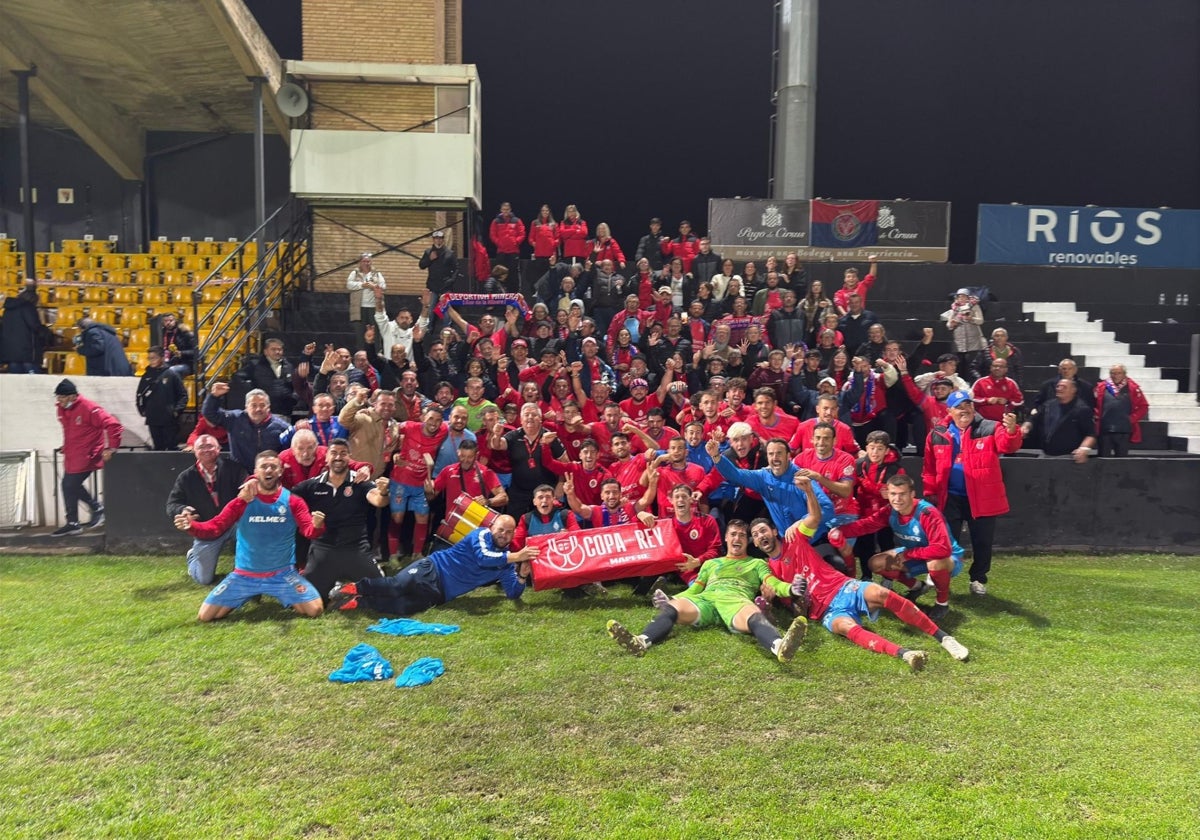 Aficionados y jugadores de la Deportiva Minera celebran el pase a la segunda ronda de la Copa del Rey en Tudela, tras golear al Tudelano (1-4).