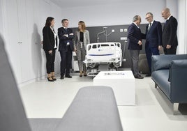 El consejero de Salud (2d) visita una habitación tipo suite, este miércoles, durante la inauguración del hospital.