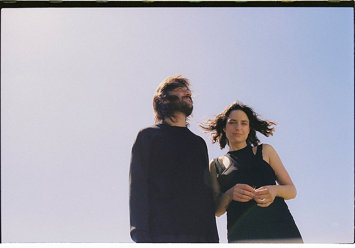 Carlos Gil y Cora Velasco presentarán en Murcia temas de su disco 'Cuarto dorado'.