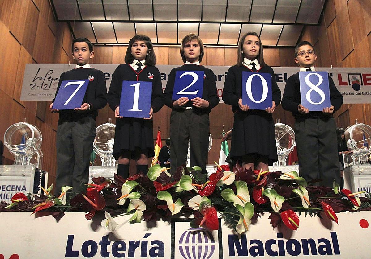 Los niños anuncian el número premiado de la Lotería del Niño en 2012