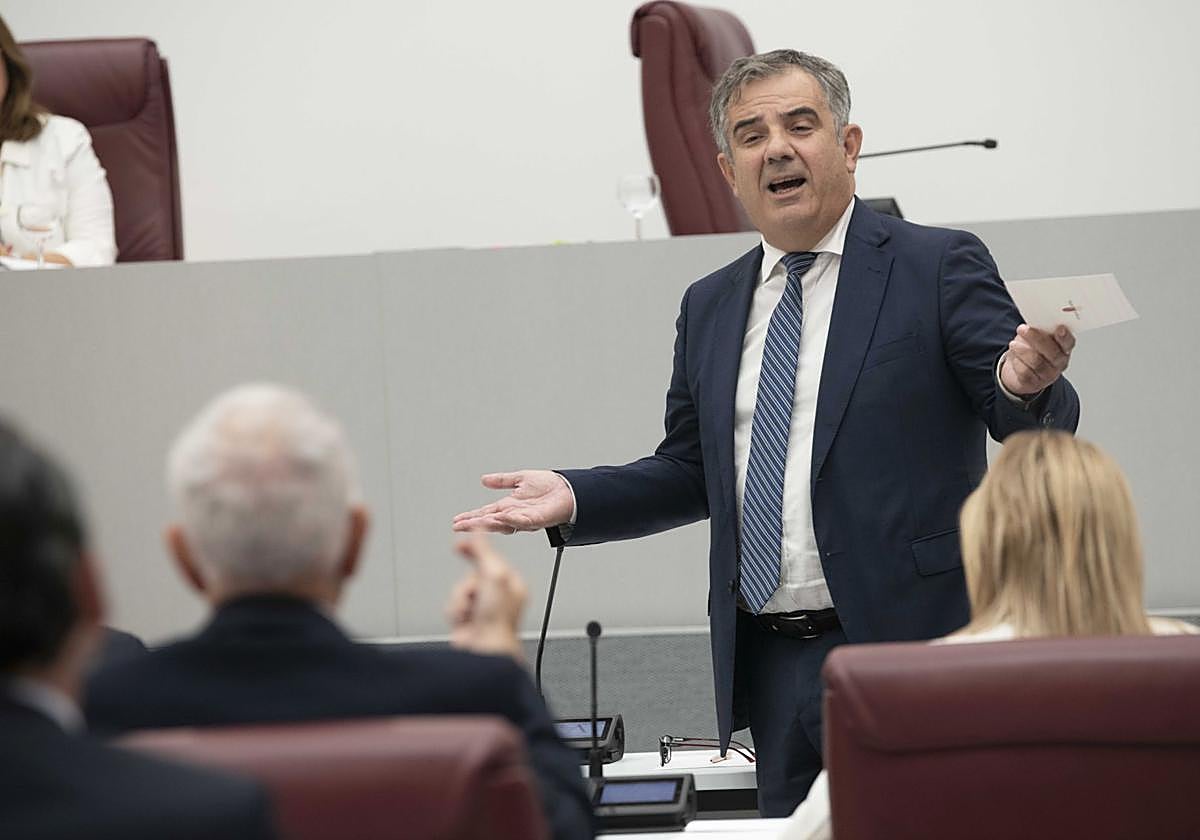 El consejero de Medio Ambiente, Juan María Vázquez, durante su intervención, este miércoles en el Pleno de la Asamblea.