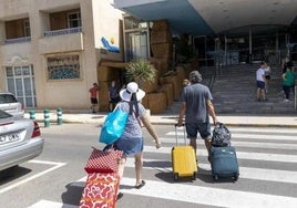 Un hombre y una mujer llegan a un hotel de La Manga del Mar Menor, en una imagen de archivo.