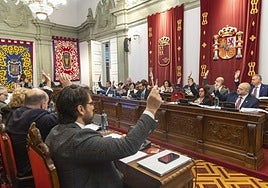 Una de las votaciones en la sesión plenaria celebrada este jueves en el Palacio Consistorial.