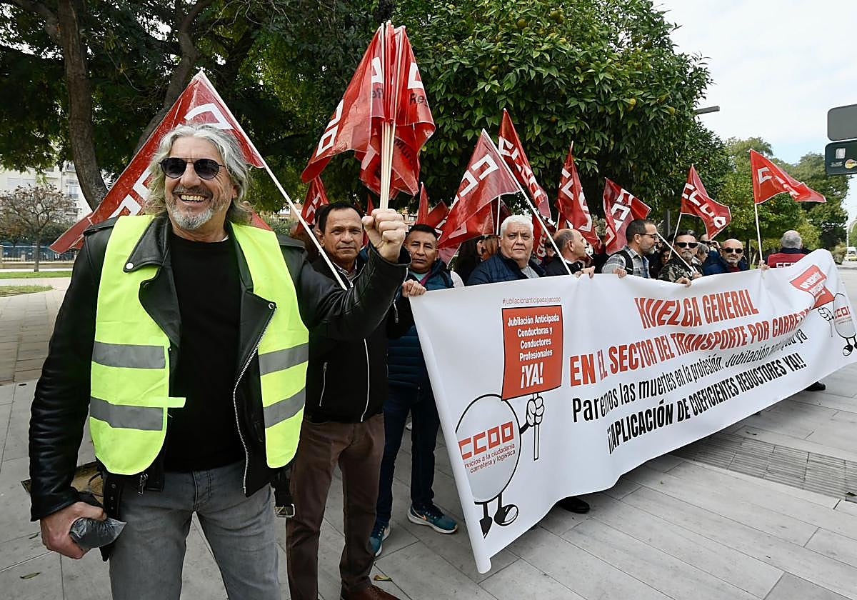 Sindicalistas, este jueves, durante la protesta que tuvo lugar en la avenida Teniente Flomesta de Murcia, ante la Delegación del Gobierno.