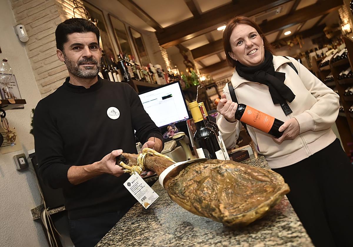 En esta cesta peculiar de la compra de Lourdes entró un jamón, vinos y quesos.