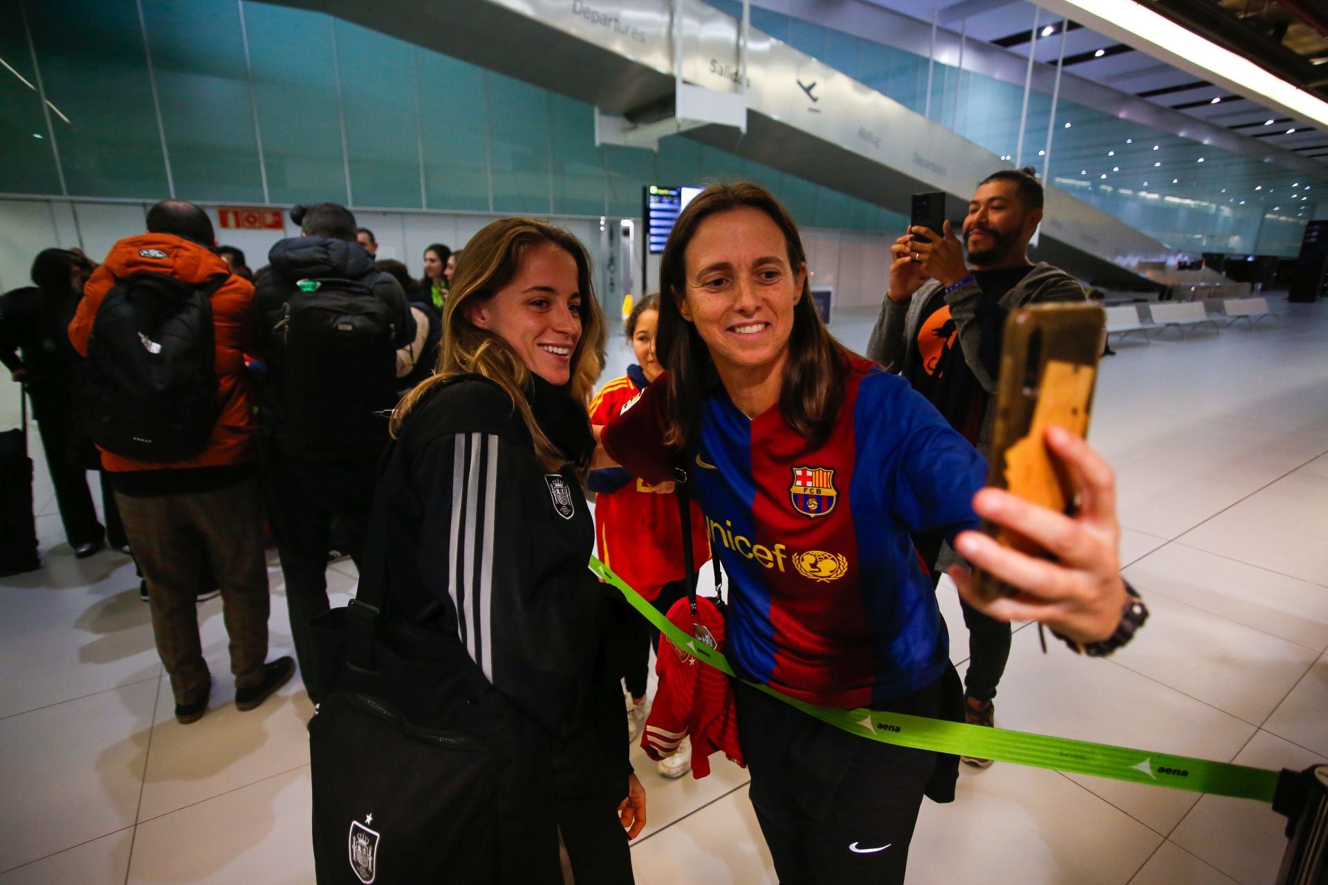 Llegada de la selección español al aeropuerto regional y La Manga Club, en imágenes