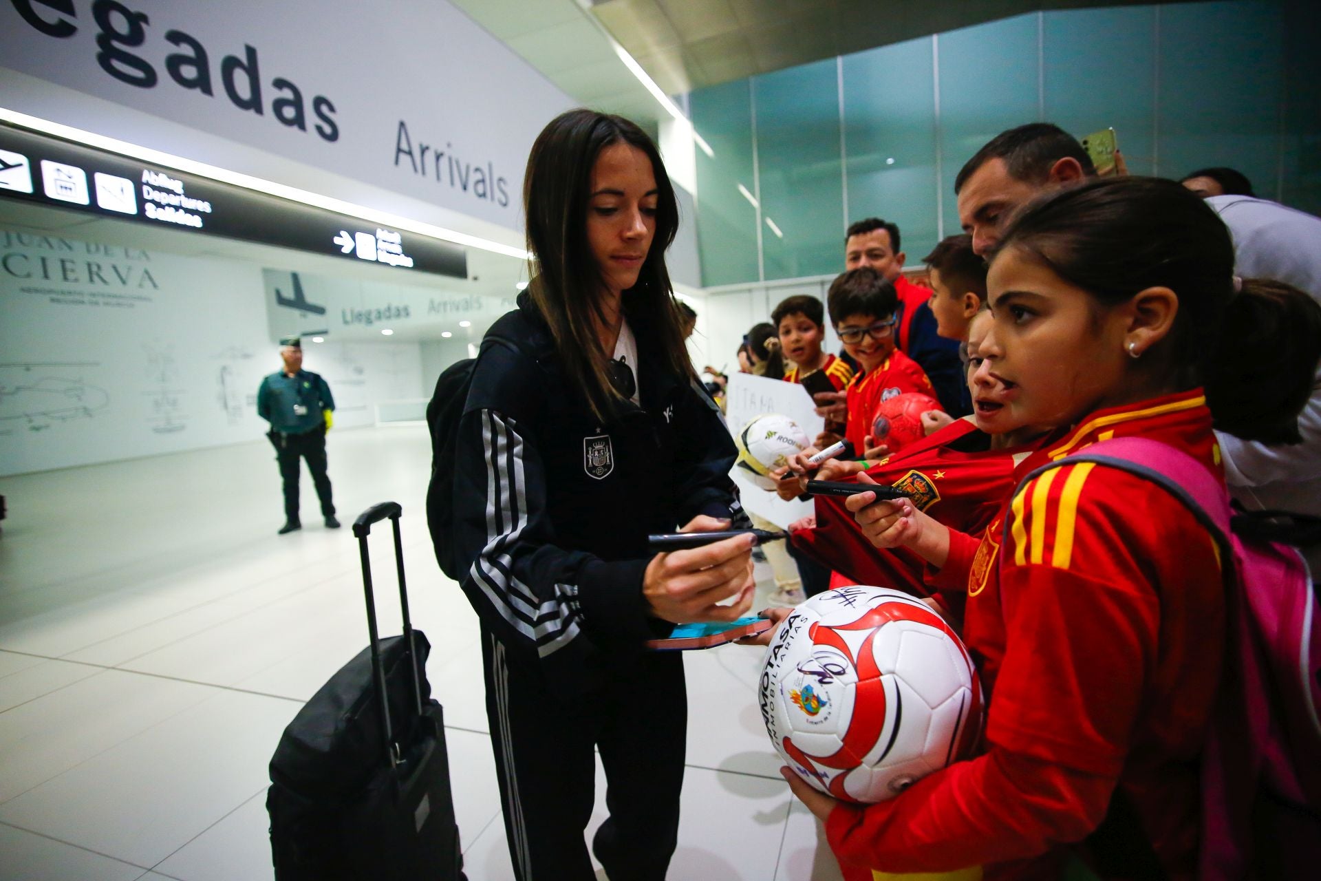 Llegada de la selección español al aeropuerto regional y La Manga Club, en imágenes
