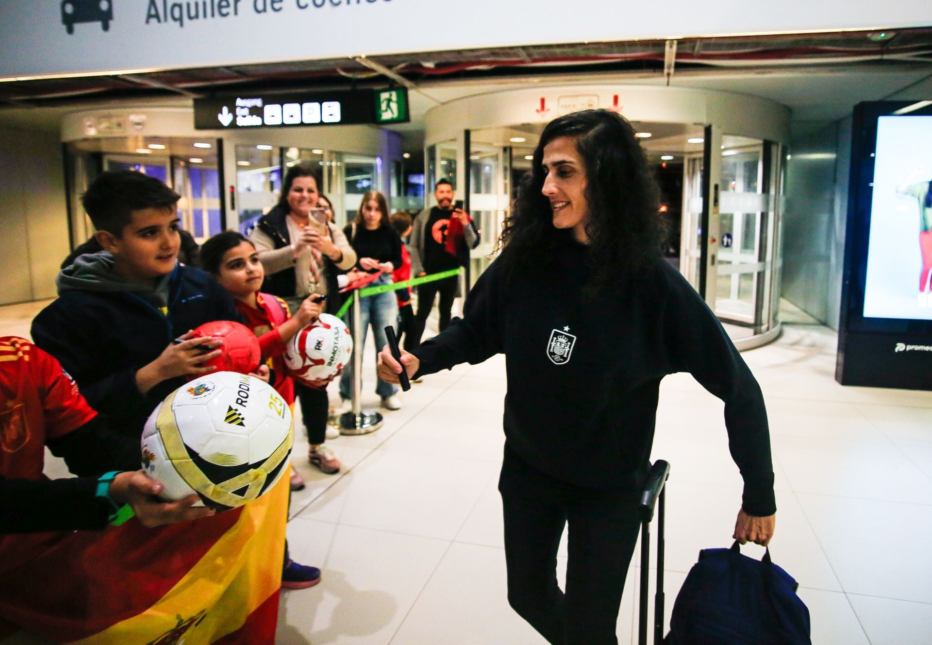Llegada de la selección español al aeropuerto regional y La Manga Club, en imágenes