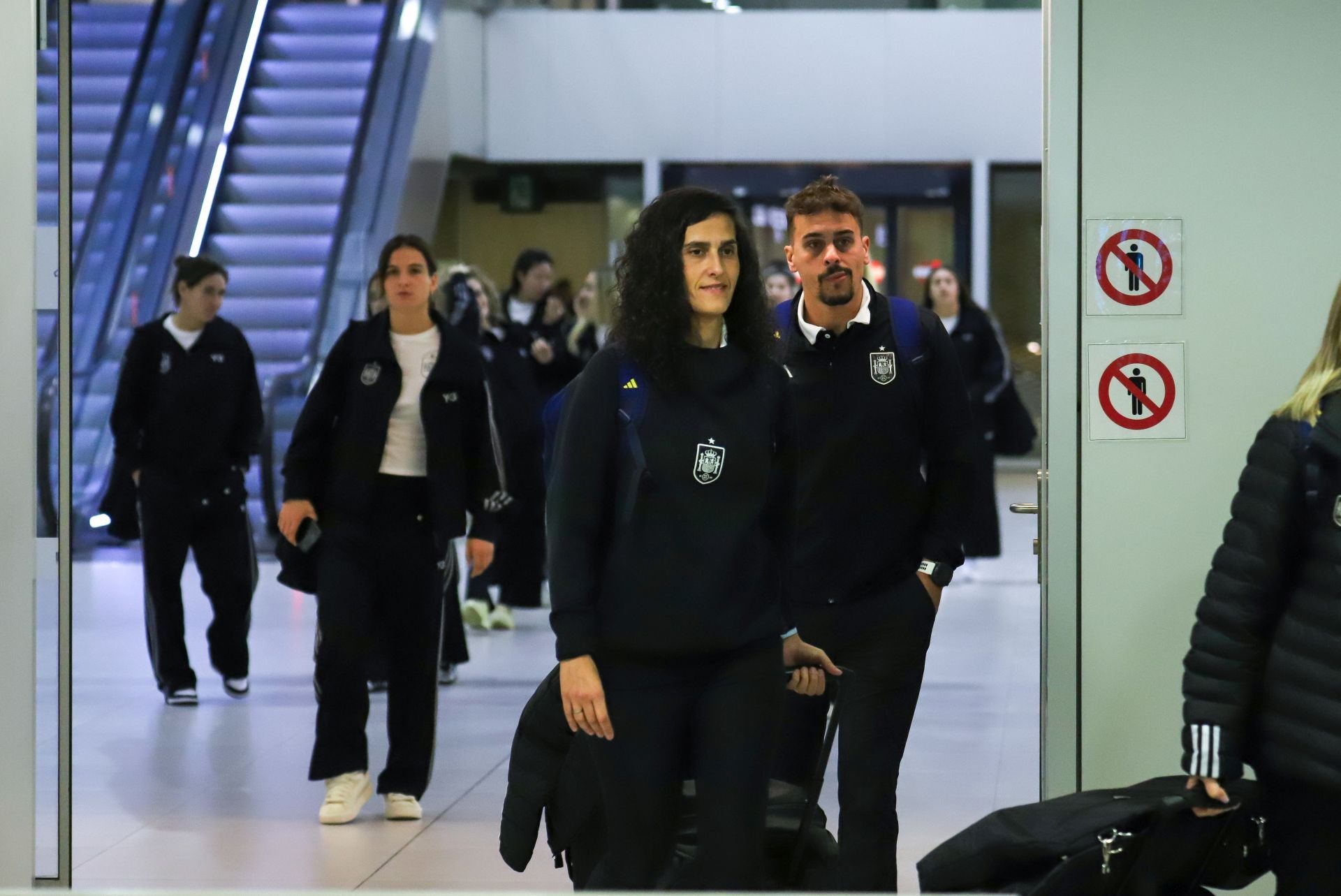 Llegada de la selección español al aeropuerto regional y La Manga Club, en imágenes