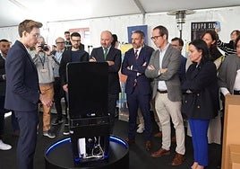 Autoridades y visitantes asisten a una de las demostraciones en la feria, ayer.