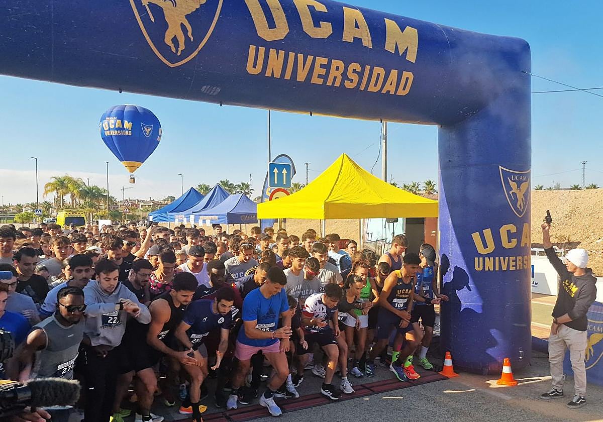 Pedro Acosta dando la salida en la carrera.