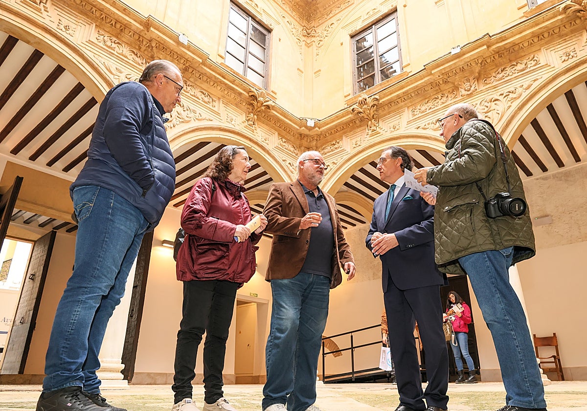 El concejal de Cultura (2ªd) y miembros de la Asociación Belenista de Lorca en el patio porticado del palacio de Guevara.