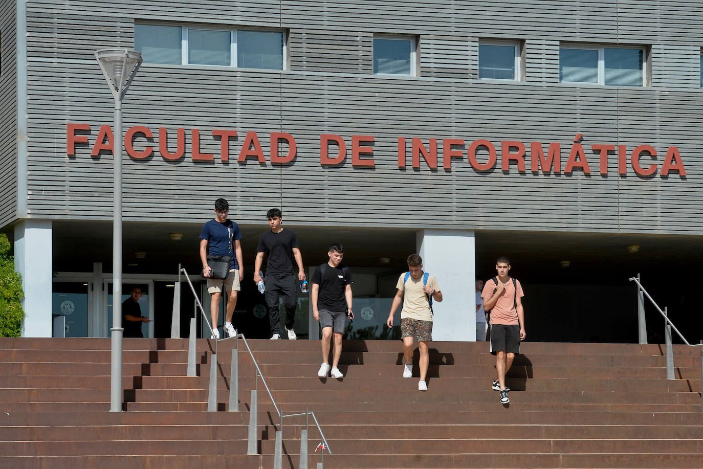 La Comunidad convoca dos becas de 1.300 euros al mes para recién titulados