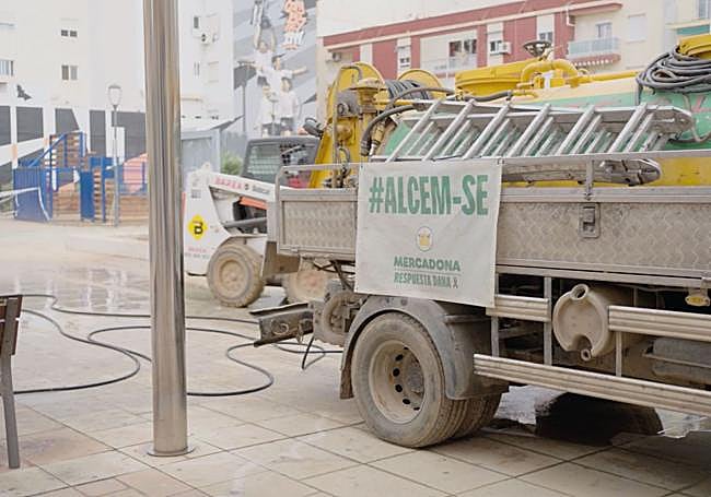 Maquinaria limpiando las calles afectadas por la DANA en Alfafar.