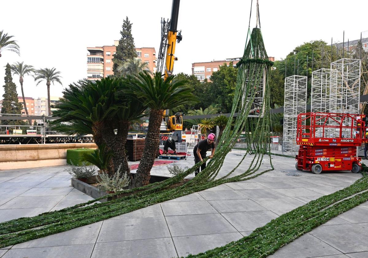 Un operario trabaja en el montaje del árbol de Navidad de la plaza Circular.