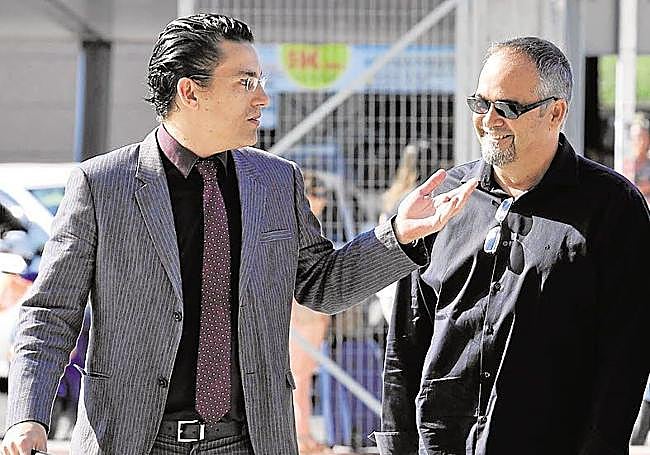 El exjefe de Planeamiento Urbanístico del Ayuntamiento de Murcia, Joaquín Peñalver (d.) con su abogado defensor, Raúl Pardo Geijo Ruiz, en una declaración.