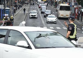 Un agente dirige el tráfico en la Gran Vía de Murcia.