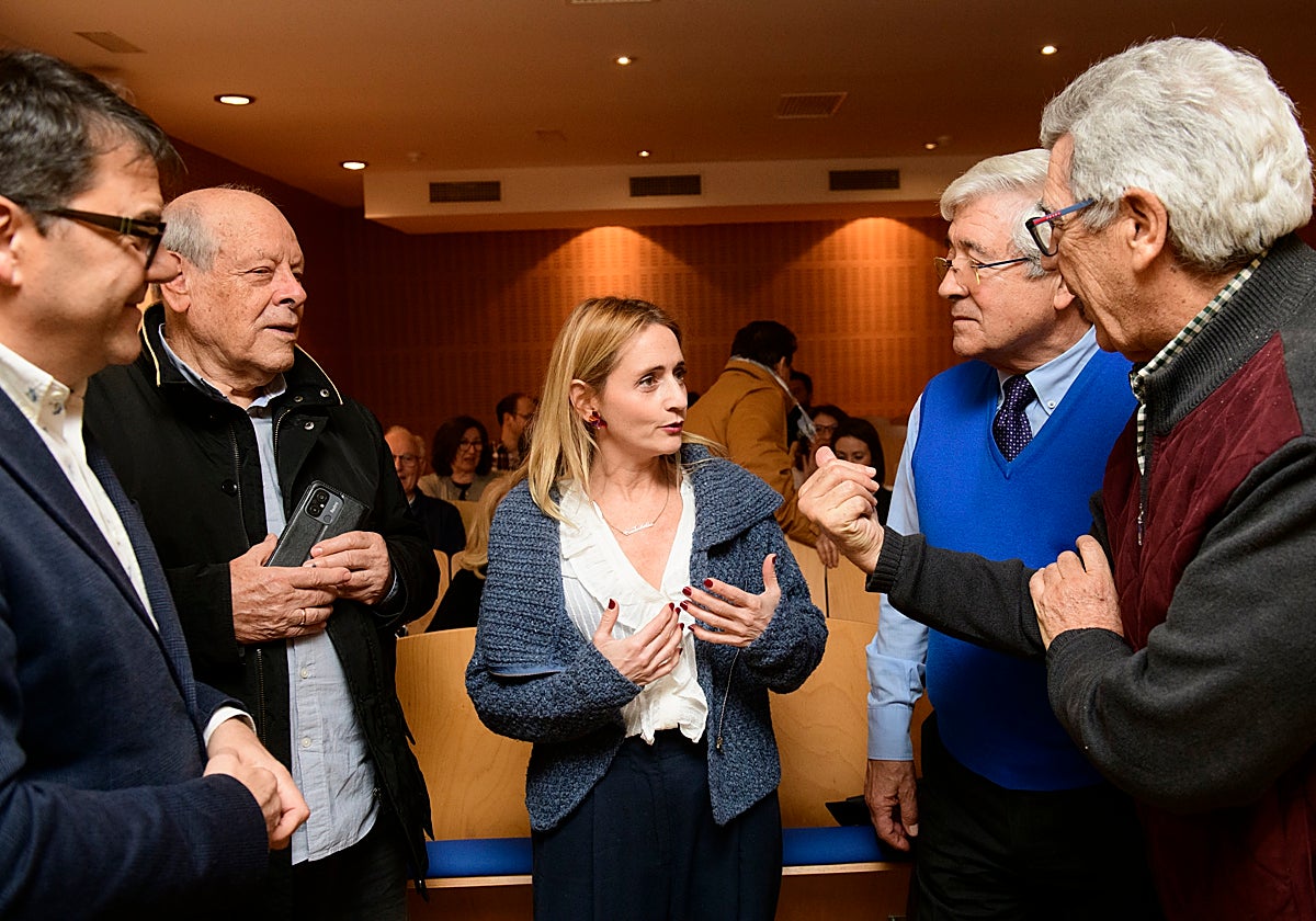 Carmen Cantabella con miembros de la Real Academia de Bellas Artes Santa María de la Arrixaca de Murcia, este jueves, en el Museo de Bellas Artes de Murcia.