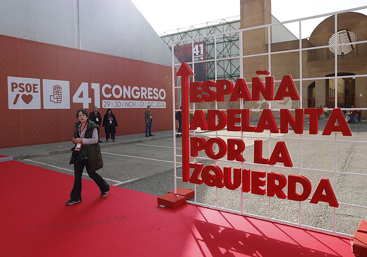 Preparativos del recinto donde el PSOE celebra su Congreso Federal en Sevilla