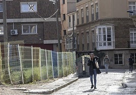Viandantes pasean por la céntrica calle de la Morería Baja, donde se ha instalado una cámara de vigilancia a la altura de los contenedores.