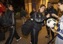 Jana Fernández firma un balón a una aficionada en la puerta del hotel Grand Hyatt, anoche en La Manga Club.