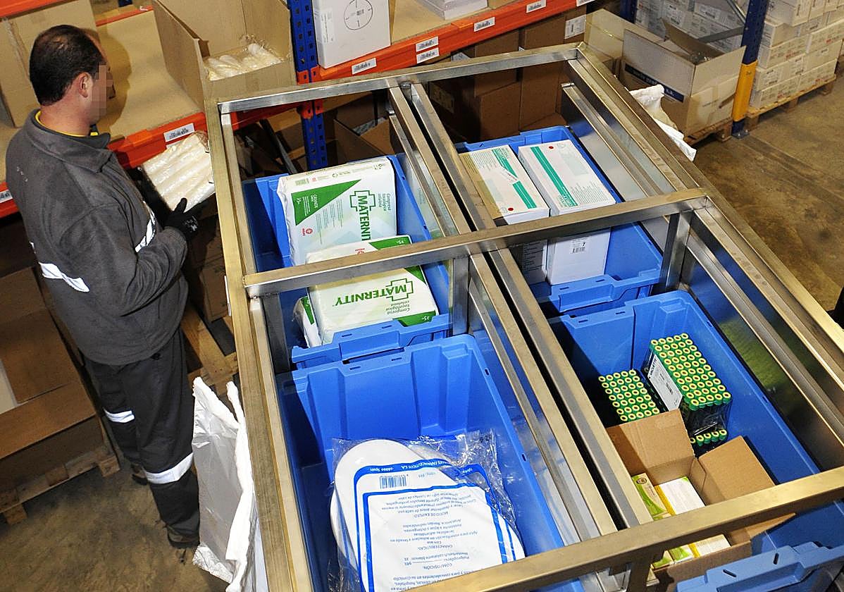 Un operario traslada material en la central de compras, en una imagen de archivo.