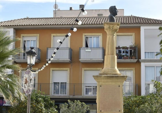 Un cartel de 'se alquila', en un piso frente a la plaza de la Iglesia de La Ñora, una de las pedanías donde más ha subido el alquiler.