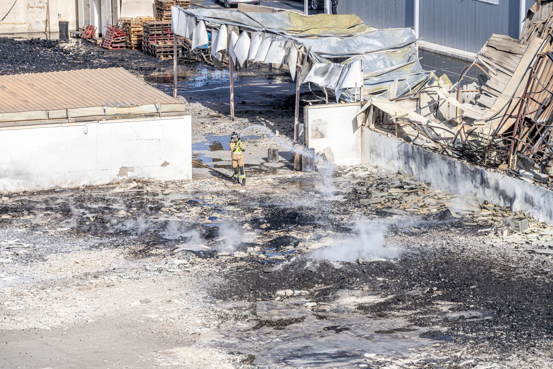 Arde un almacén de palés en Puente Tocinos