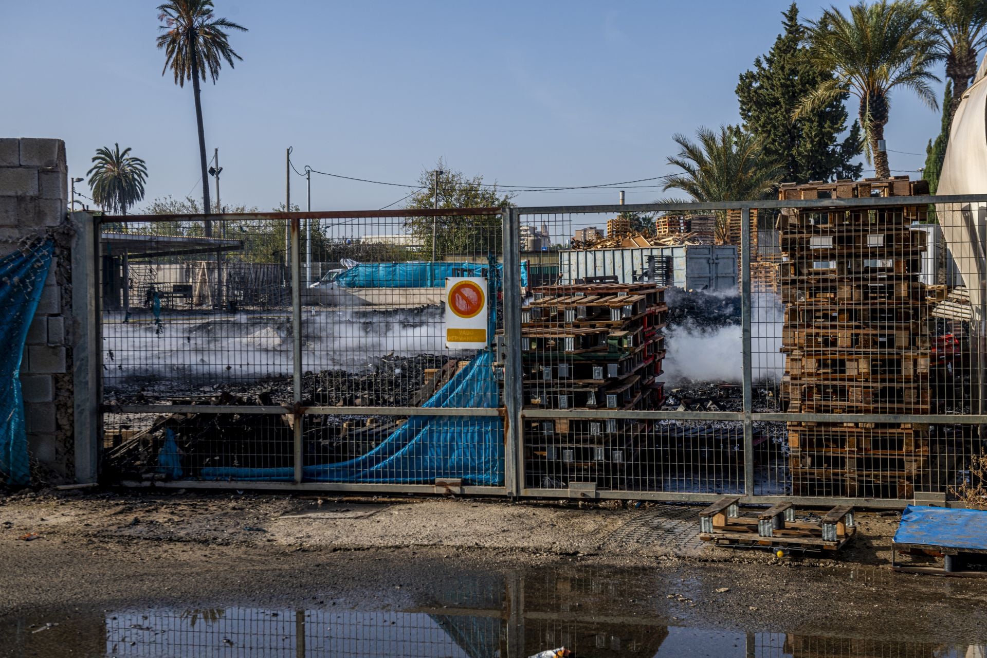 Arde un almacén de palés en Puente Tocinos