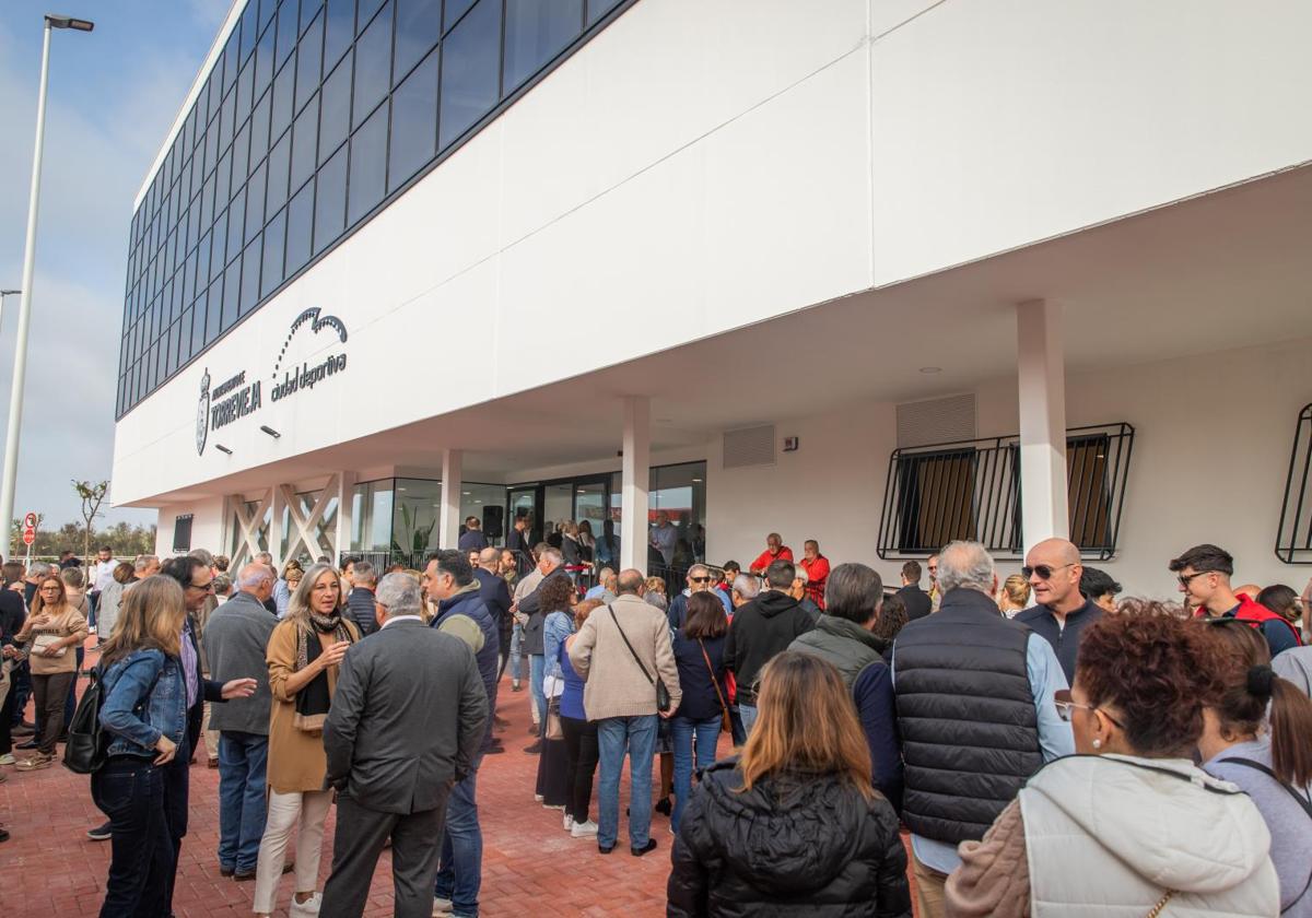 La inauguración del nuevo pabellón polideportivo de La Mata, en imágenes