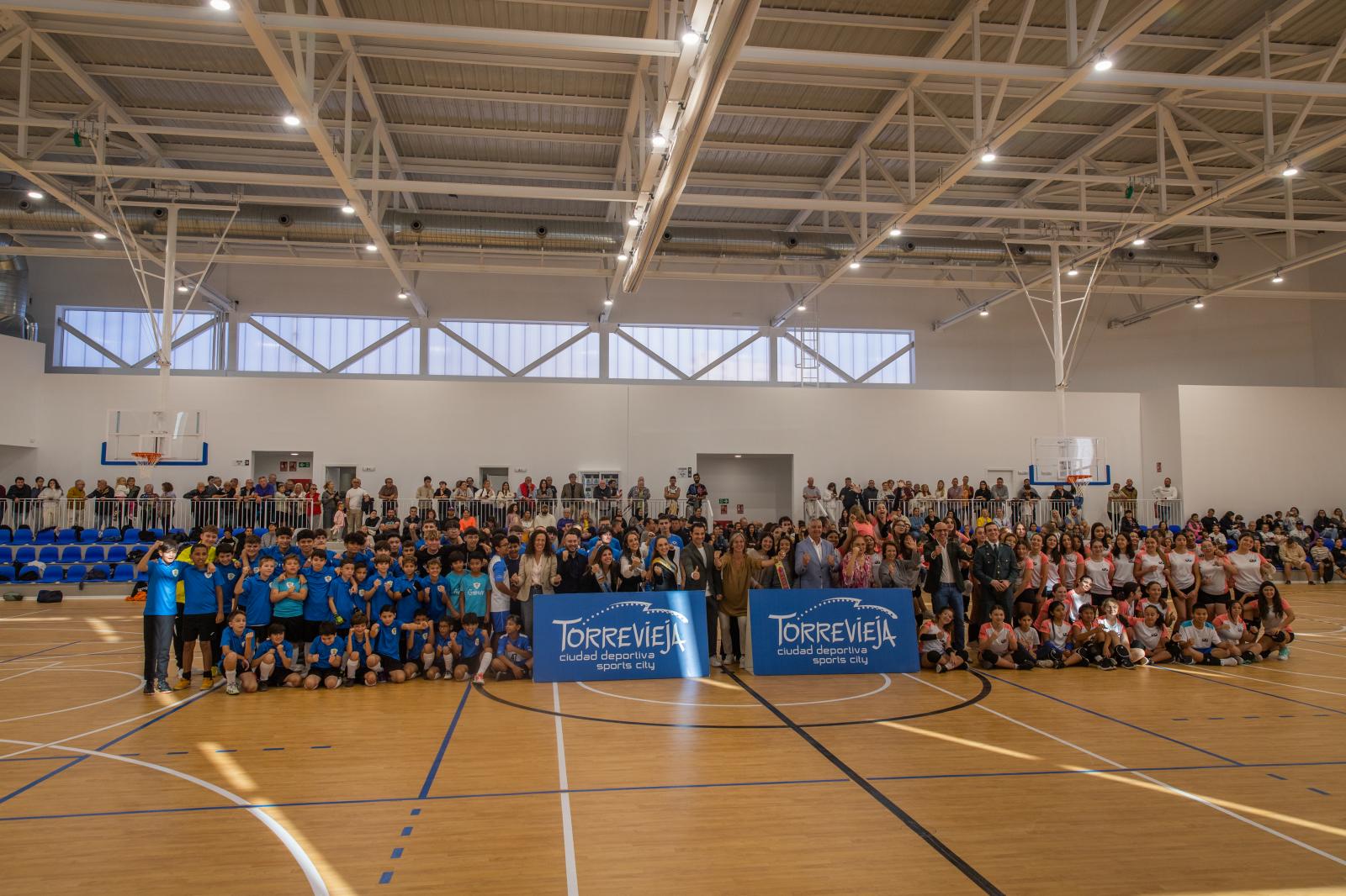 La inauguración del nuevo pabellón polideportivo de La Mata, en imágenes