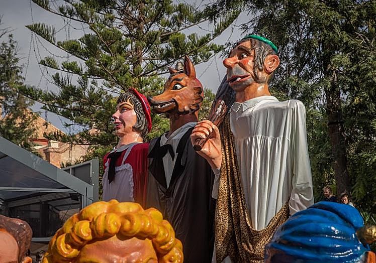 Lily, el Lobo y el Ogro, este sábado, recién sacados del interior del Ayuntamiento viejo.