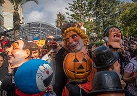 Los cabezudos animan la charamita entre el numeroso público congregado este sábado en la plaza de la Constitución.