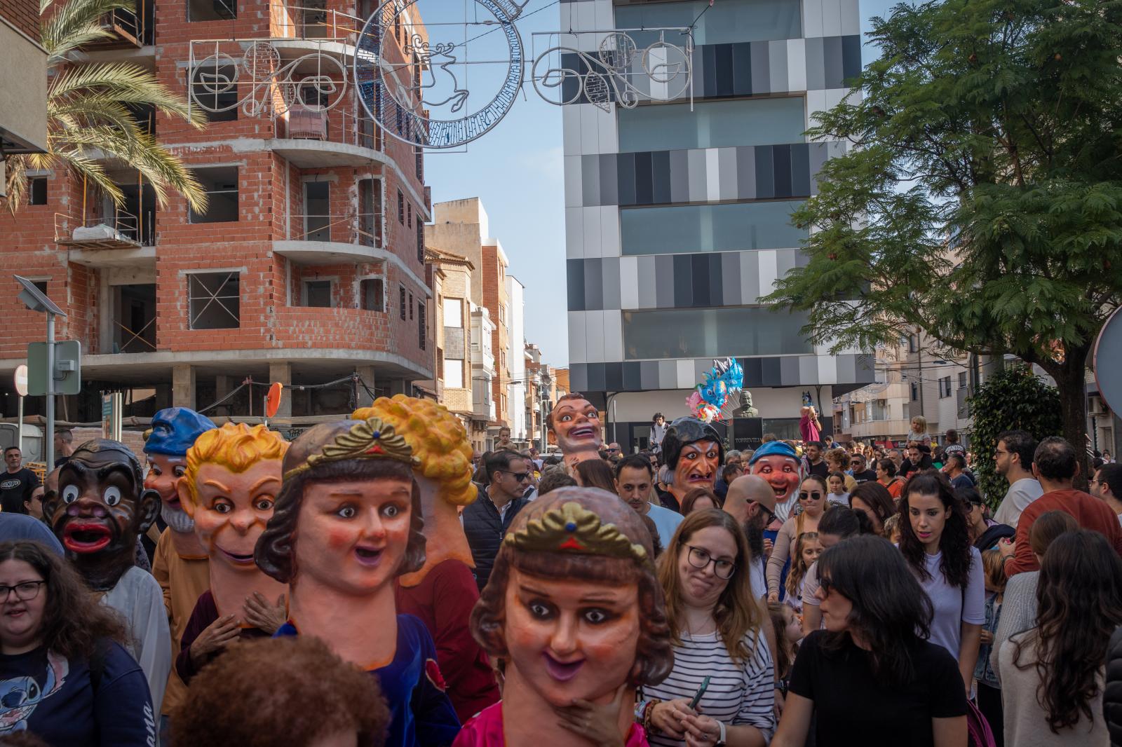 Las imágenes de la primera salida a la calle de la charamita en Torrevieja