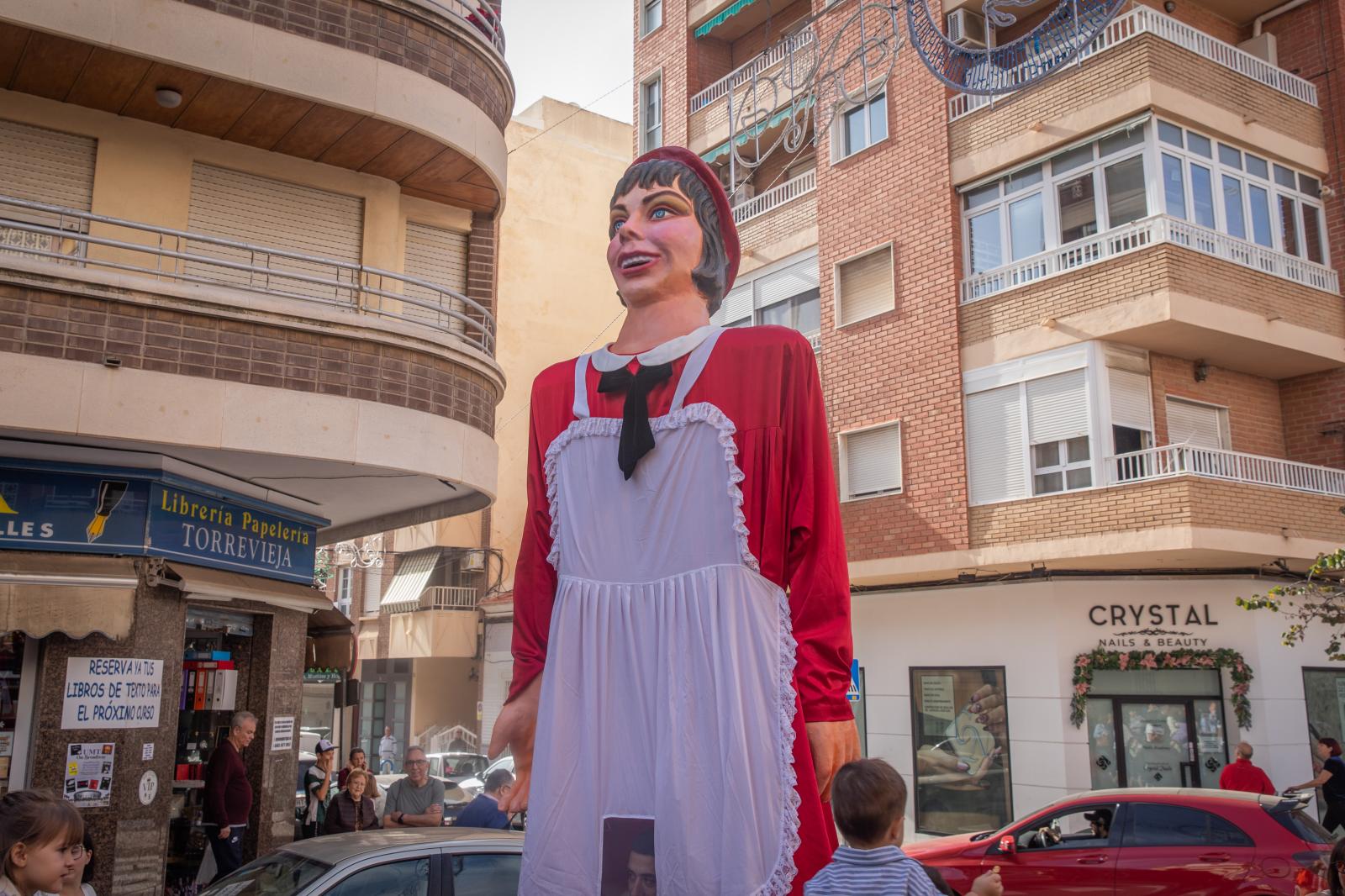 Las imágenes de la primera salida a la calle de la charamita en Torrevieja