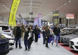 Visitantes recorren la exposición de vehículos en Ifepa.
