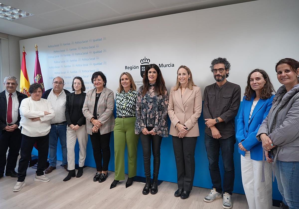 La consejera de Política Social, Conchita Ruiz (con pantalón verde), junto a los miembros del jurado de los Premios de la Discapacidad, entre ellos el periodista de LA VERDAD Rubén García Bastida (3º der.)