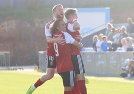 Loren celebra el primer gol junto a David Vicente y Pedro Benito.