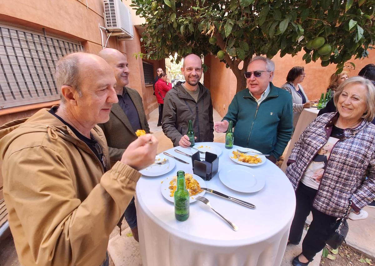 Imagen secundaria 1 - La Esquina y Bar Estanco se alzan como ganadores del Concurso de Arroz y Costra en Orihuela