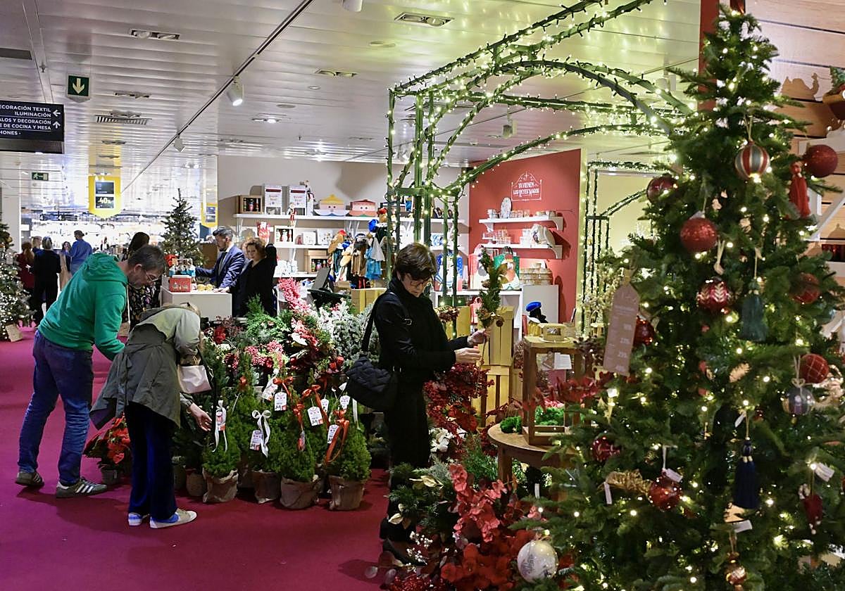 Clientes en una gran superficie comercial del centro de Murcia.