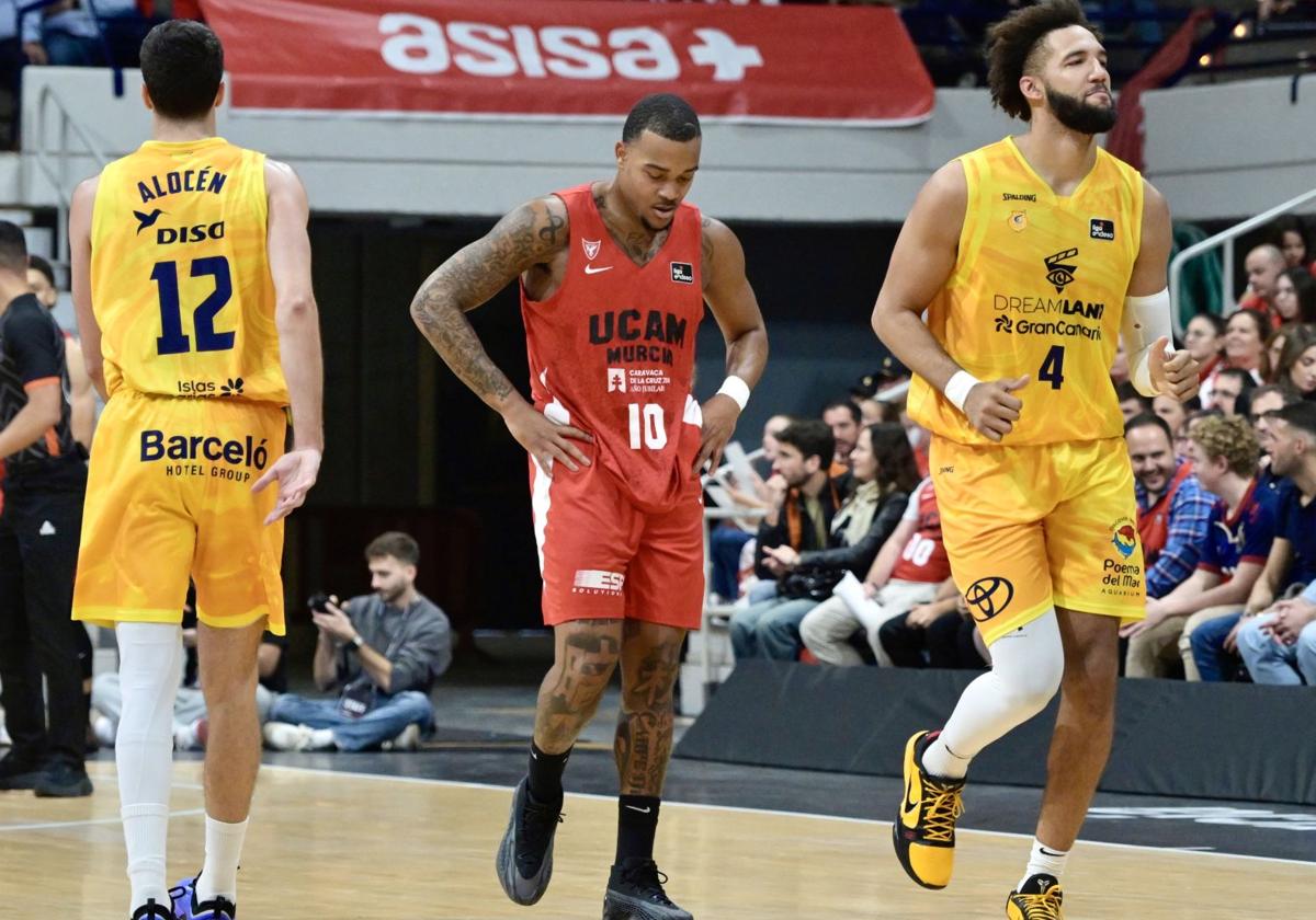 Troy Caupain, que regresaba de su lesión, camina cabizbajo en el partido contra el Gran Canaria.